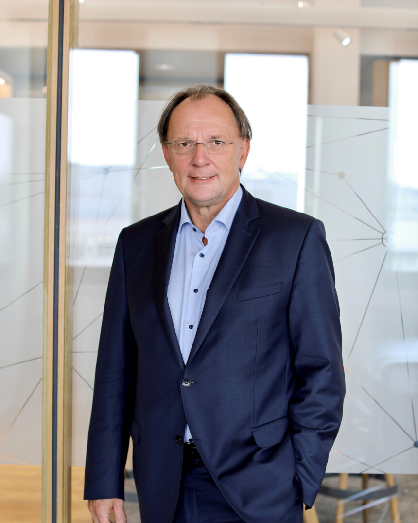 Flagge von Österreich mit drei horizontalen Streifen in Rot-Weiß-Rot.