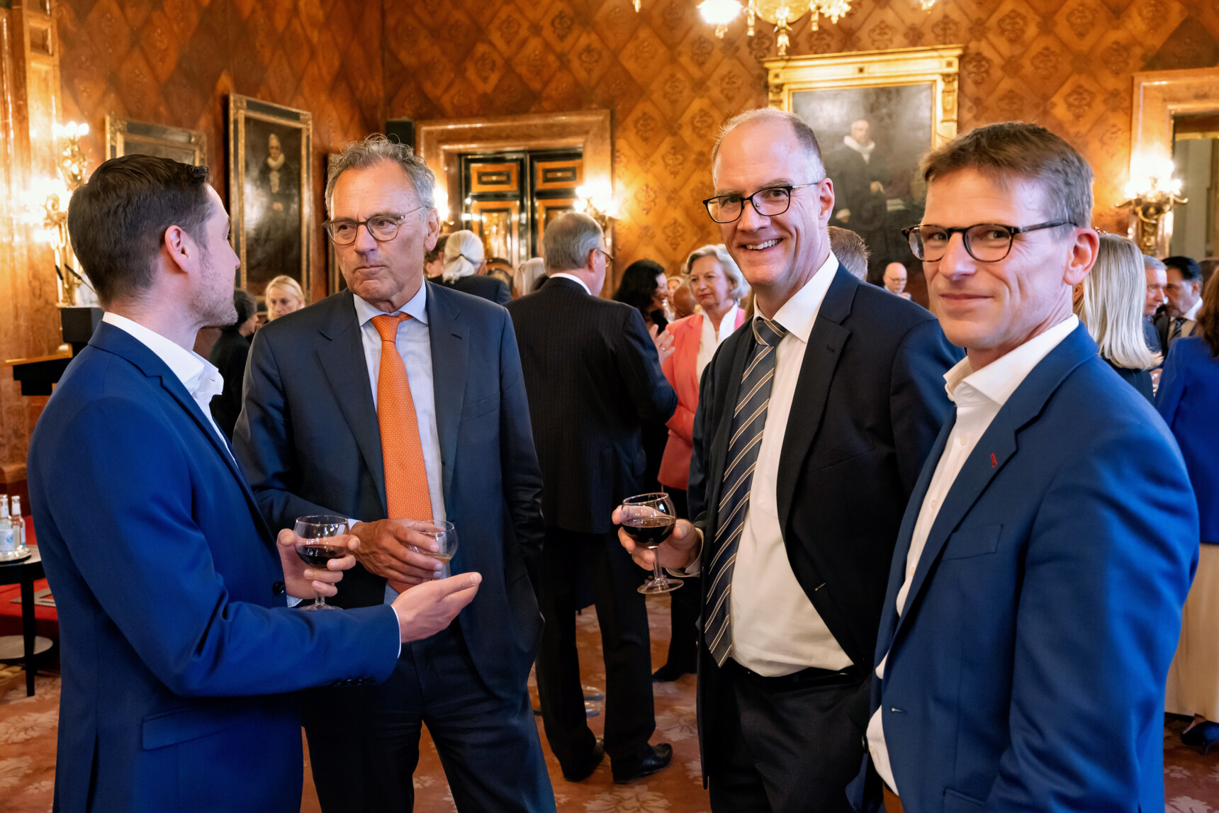 HamburgAmbassador Ralf Schmidt im Gespräch mit einem Kollegen Jos Steeman beim Senatsempfang 2025