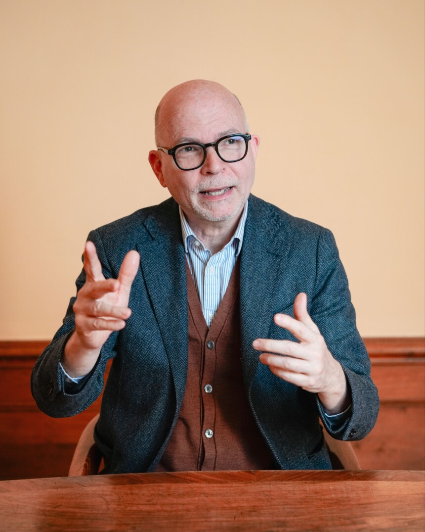 Italienische Flagge mit drei vertikalen Streifen in Grün, Weiß und Rot.