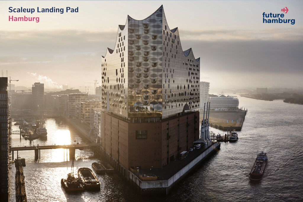 Blick auf die Elbphilharmonie und den Hafen in Hamburg bei Sonnenuntergang mit Schiffen auf der Elbe.