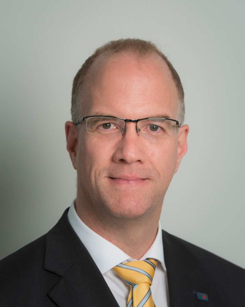 Flagge von Singapur mit rotem Oberteil, weißem Unterteil, weißem Halbmond und fünf weißen Sternen.