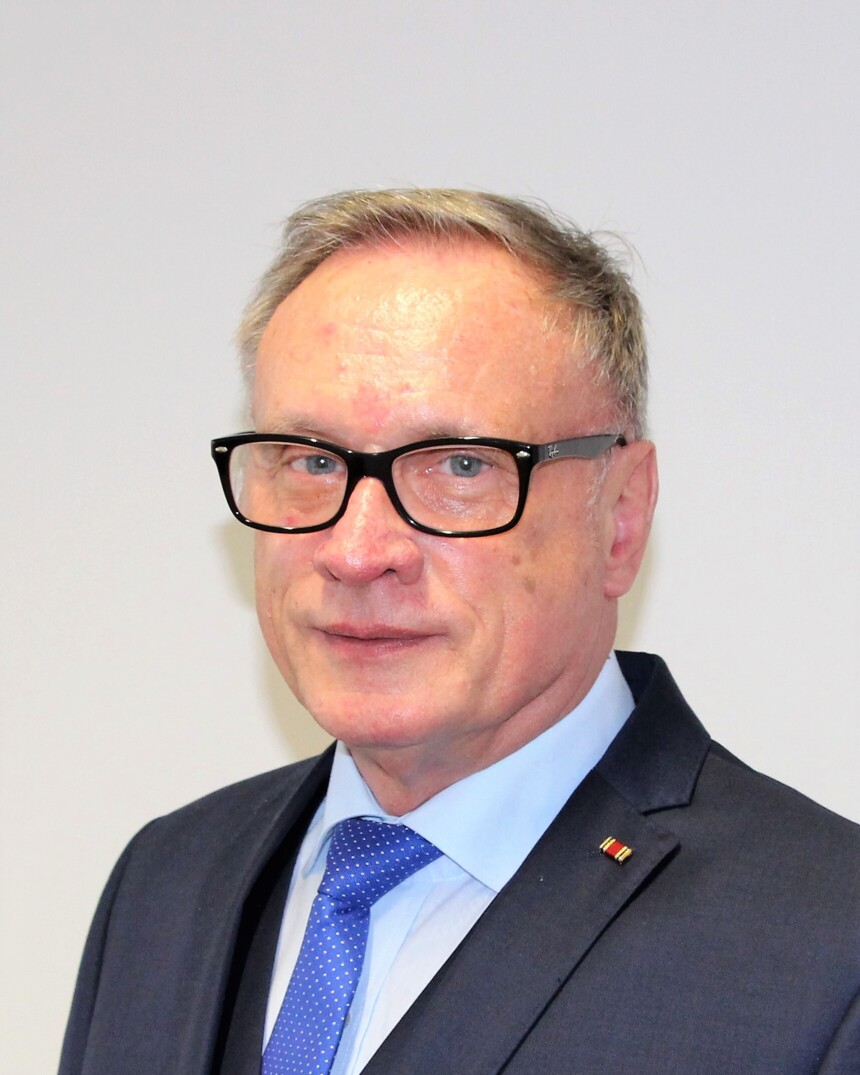 Flagge Kubas mit blauen und weißen Streifen, rotem Dreieck und weißem Stern.