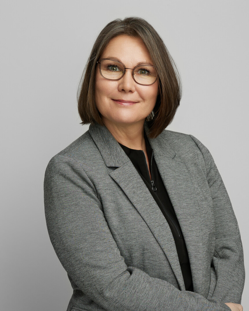 Flagge Kanadas mit rotem Ahornblatt in der Mitte auf weißem Hintergrund und roten Seitenstreifen.