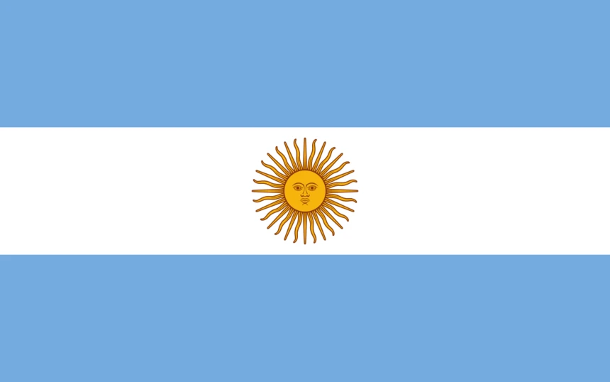 Flagge Argentiniens mit hellblauen und weißen Streifen und einer gelben Sonne in der Mitte.