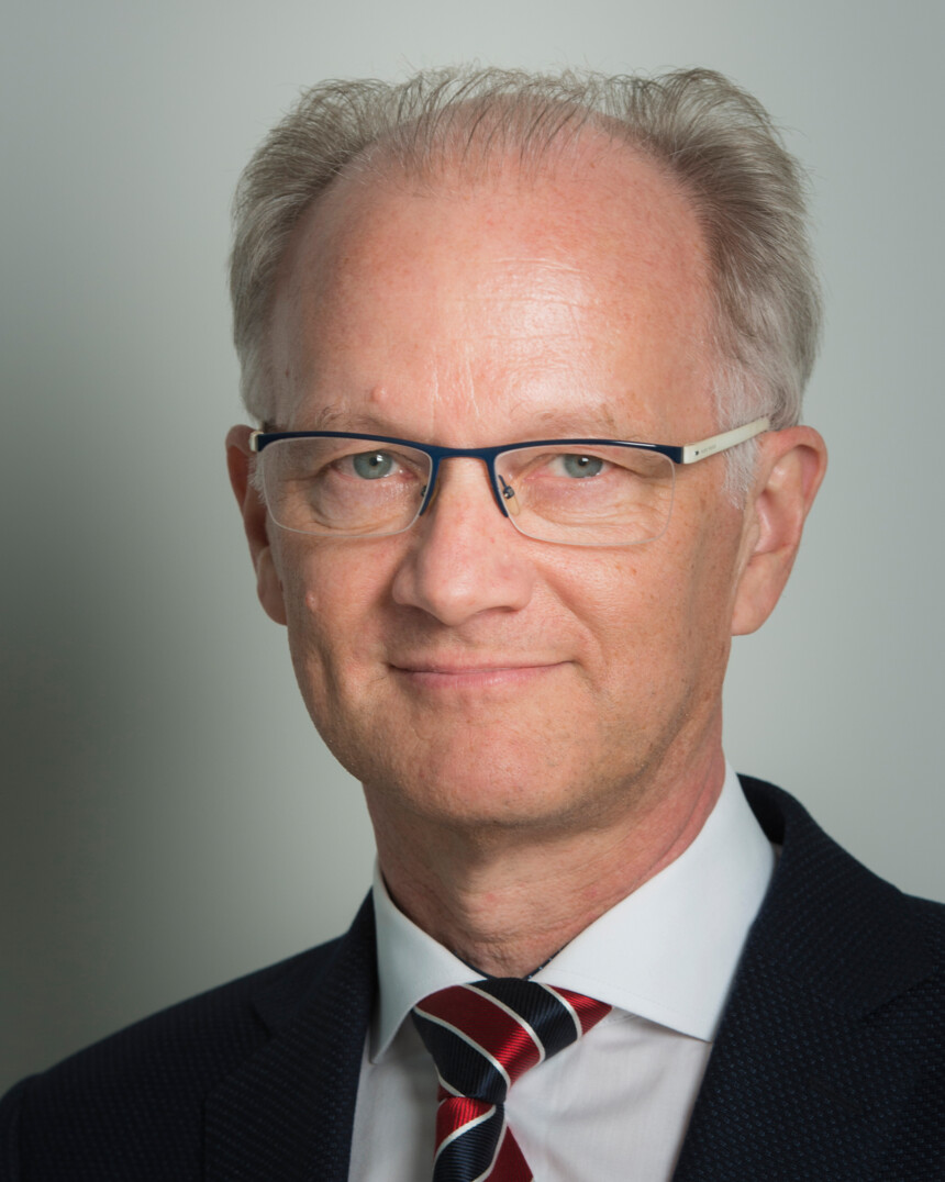 Flagge Finnlands mit blauem Kreuz auf weißem Hintergrund.