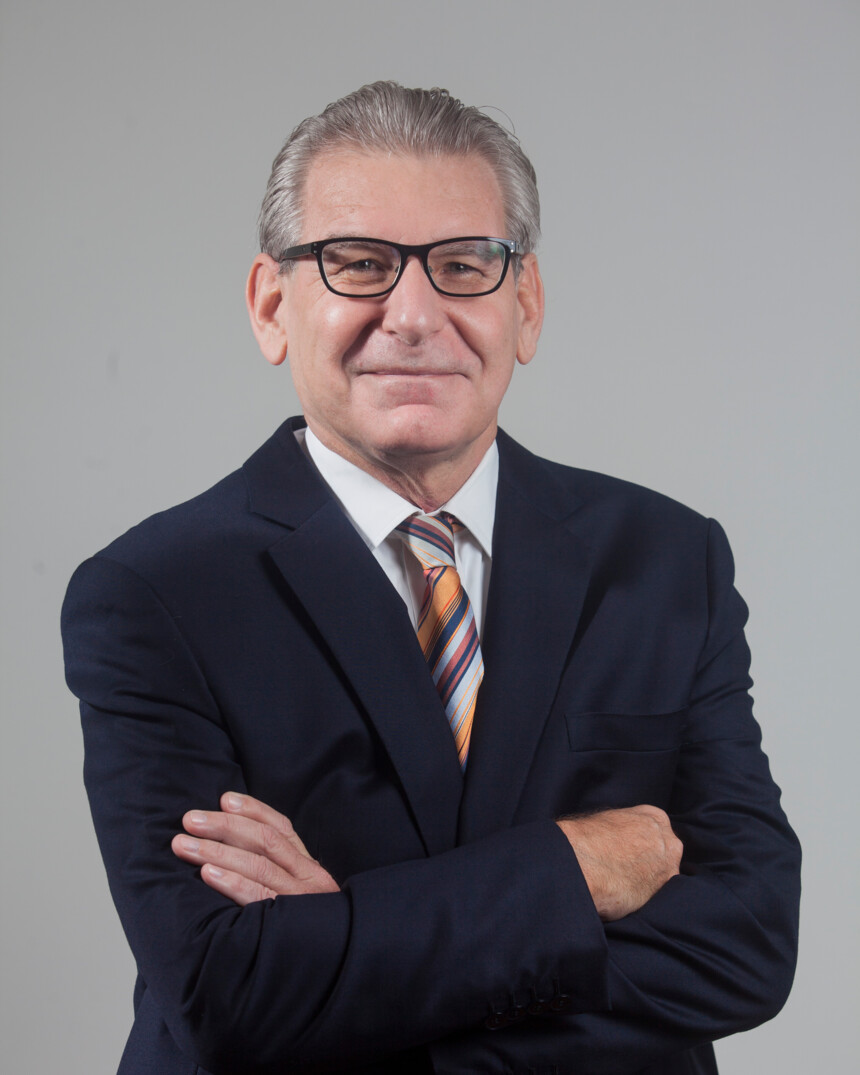 Flagge von Peru mit drei vertikalen Streifen in Rot, Weiß und Rot.