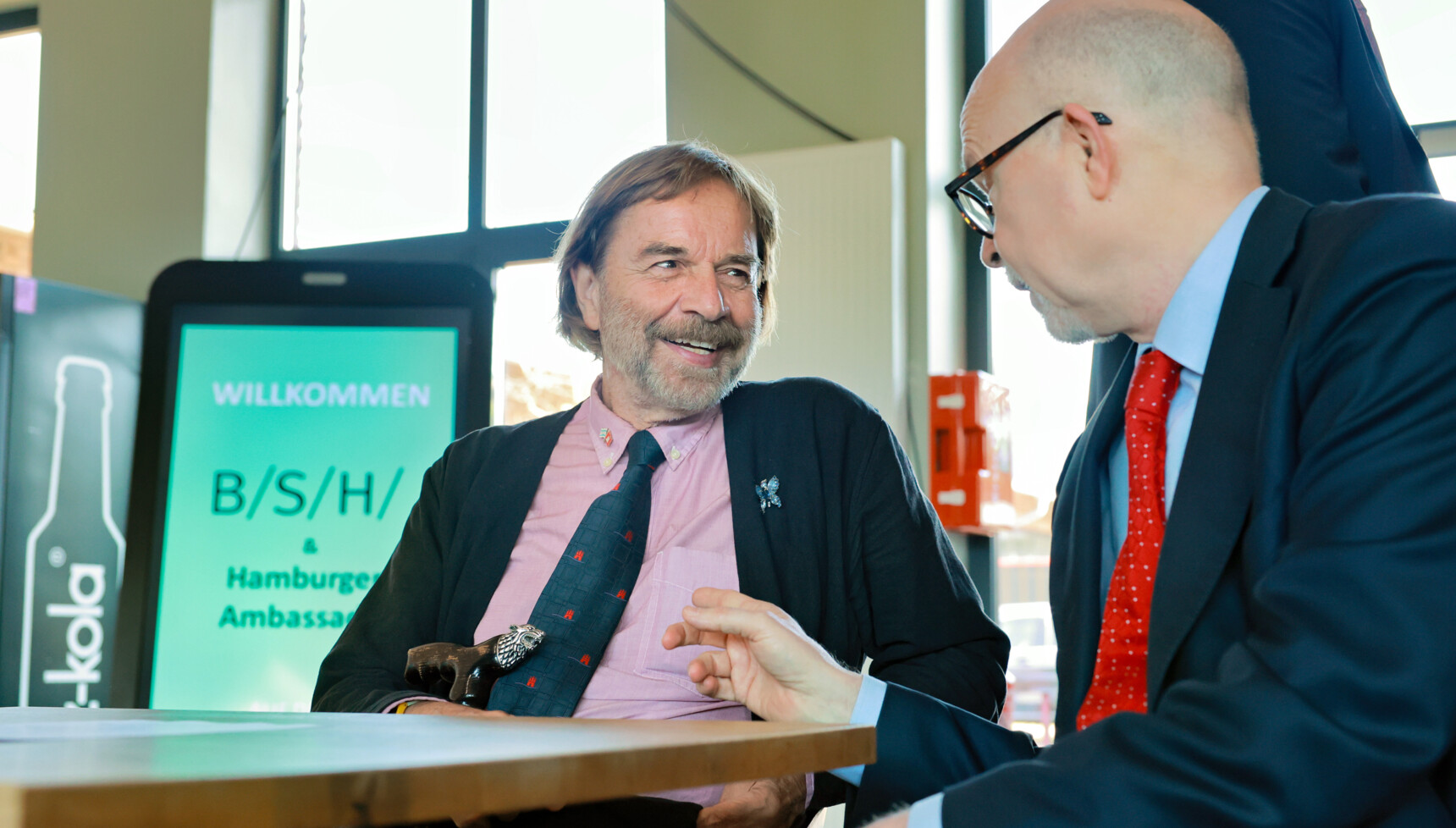 HamburgAmbassador Rolf Achilles im Gespräch mit seinem Kollegen Paul Nemitz