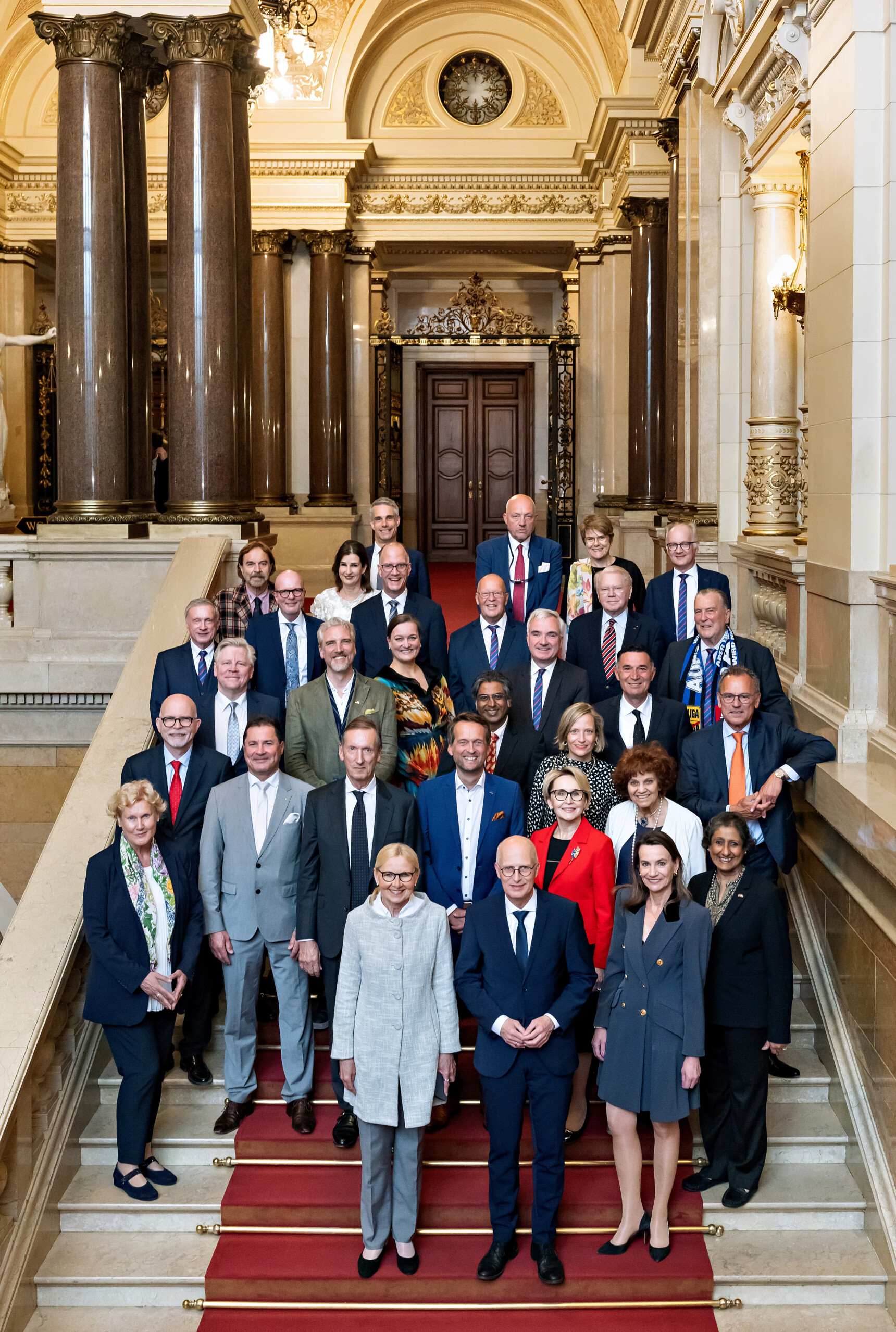 Gruppenfoto der HamburgAmbassadors im Rathaus gemeinsam mit Bürgermeister Dr. Peter Tschentscher, 2025 
