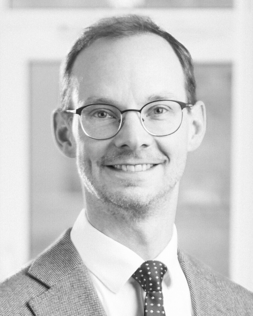 Flagge von Lettland mit zwei roten und einem weißen horizontalen Streifen in der Mitte.