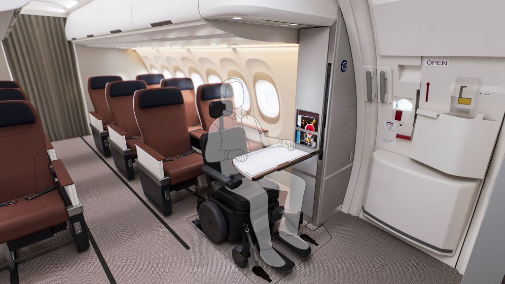 Innenraum eines Flugzeugs mit speziellen Sitzplätzen und Tisch für Rollstuhlfahrer in der ersten Reihe.