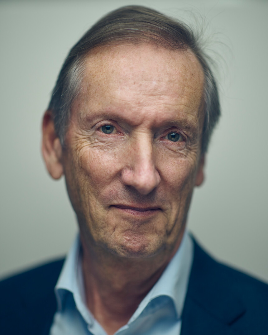 Flagge Argentiniens mit hellblauen und weißen Streifen und einer gelben Sonne in der Mitte.