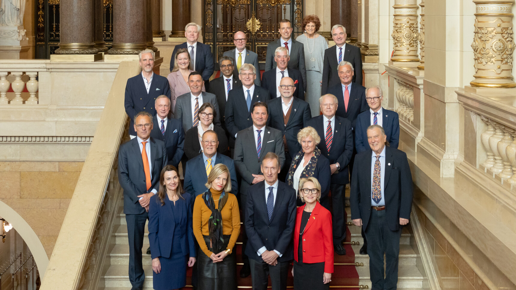Gruppenfoto der HamburgAmbassadors im Rathaus, 2026