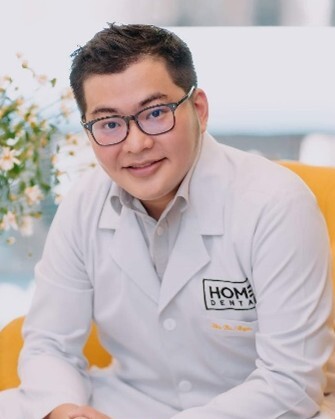 Flagge von Vietnam mit rotem Hintergrund und großem gelbem fünfzackigem Stern in der Mitte.